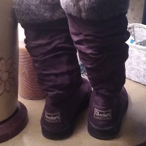 Like NEW Skechers Chocolate Suade/ Fur Top - Picture 3 of 12